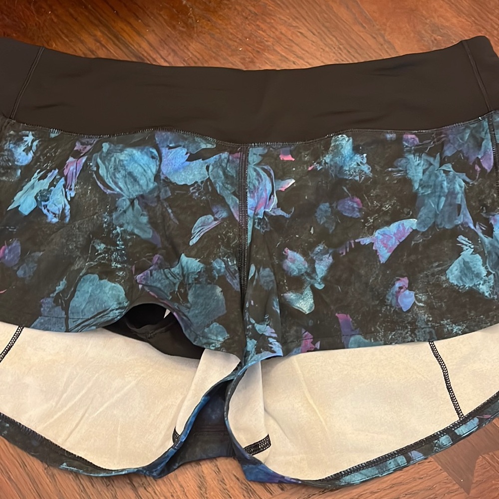 Lululemon Speed Up shorts size 8, 2.5 inseam